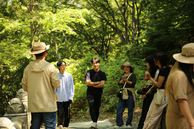 지난 6월 13일 경남 밀양소통협력센터가 밀양시 산내면 얼음골에서 주최한 ‘밀양 콜렉티브 캠프(MCC)’에 경남 지역 청년들이 참가해 지역을 기반으로 한 배움과 성장에 대해 이야기를 나누고 있다. 밀양소통협력센터 제공