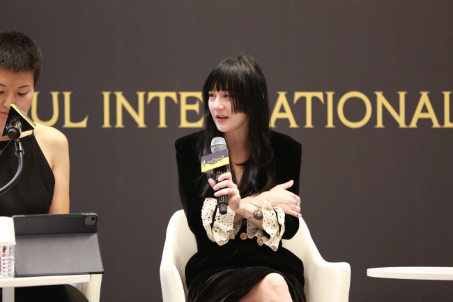 지난달 27일 서울 코엑스에서 열린 2024 서울국제도서전에서 강연 중인 미셸 자우너. 대한출판문화협회 제공