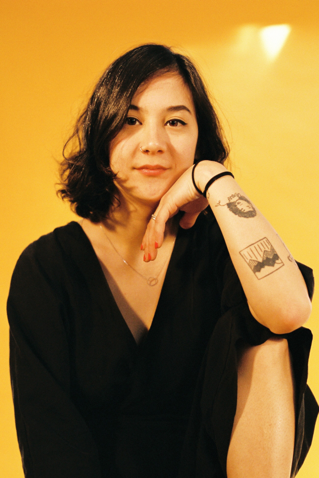 ‘H마트에서 울다’의 저자이자 밴드 ‘재패니즈 브렉퍼스트’로 활동 중인 미셸 자우너는 최근 한국에서 ‘1년 살이’를 하면서 한국어 공부에 전념하고 있다고 전했다. Helene Tchen·문학동네 제공