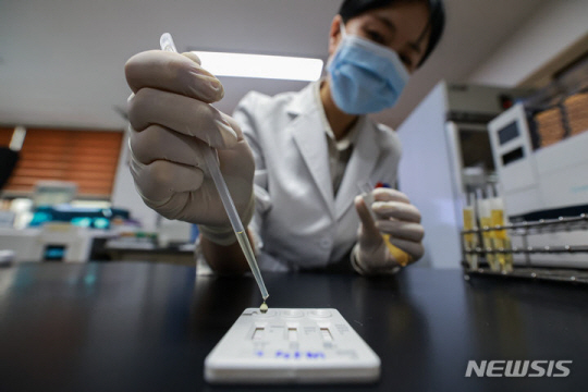 지난 2월1일 서울 영등포구 서울지방병무청 제1병역판정검사장에서 임상병리사가 소변을 검체로 간이 검사 키트를 활용해 마약 검사를 하고 있다. 오는 7월 10일부터 입영 판정검사 대상자와 현역병 모집 신체검사 대상자 전원이 마약 검사를 받는다. 사진공동취재단/뉴시스