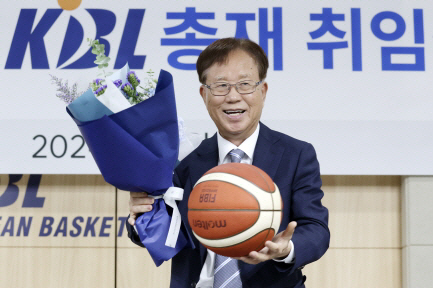 이수광 KBL 신임 총재가 1일 서울 강남구 KBL센터에서 열린 취임식에서 농구공과 꽃다발을 받은 뒤 활짝 웃고 있다. 뉴시스