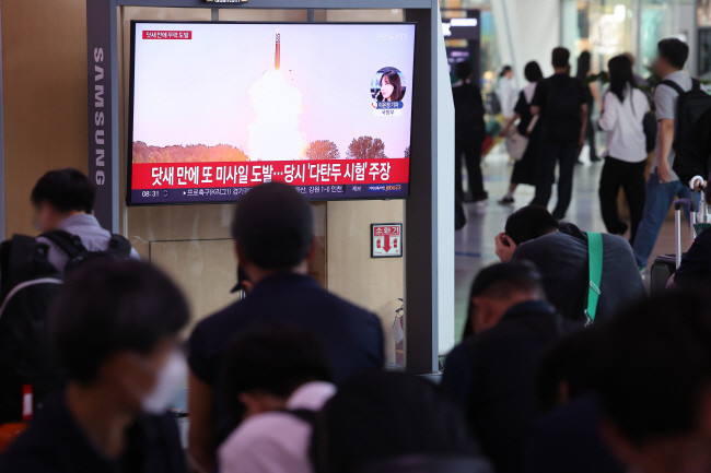 북한이 단거리탄도미사일 2발을 발사한 1일 오전 서울역 대합실에서 시민들이 관련 뉴스를 시청하고 있다. 연합뉴스