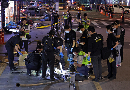 2일 오전 서울 중구 서울시청 인근 교차로 대형 교통사고 현장에서 과학수사대가 현장조사를 하고 있다. 뉴시스