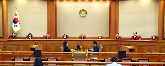 이종석 헌법재판소장 등 헌법재판관들이 지난달 27일 서울 종로구 헌법재판소 대심판정에서 사건 선고를 위해 자리에 앉아 있다. 뉴시스