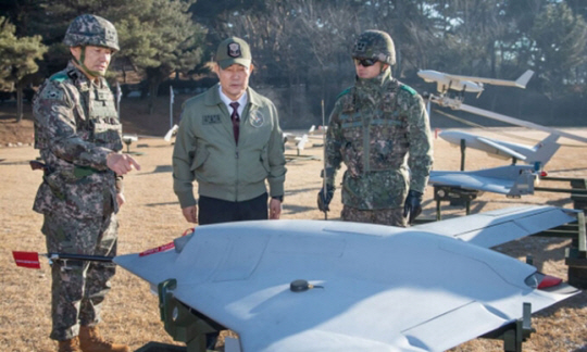 신원식 국방부 장관이 올해 1월 8일 경기 포천시 드론작전사령부를 방문해 전력현황을 보고받는 자리에서 모형 스텔스 무인기를 보고 있다. 국방부 제공