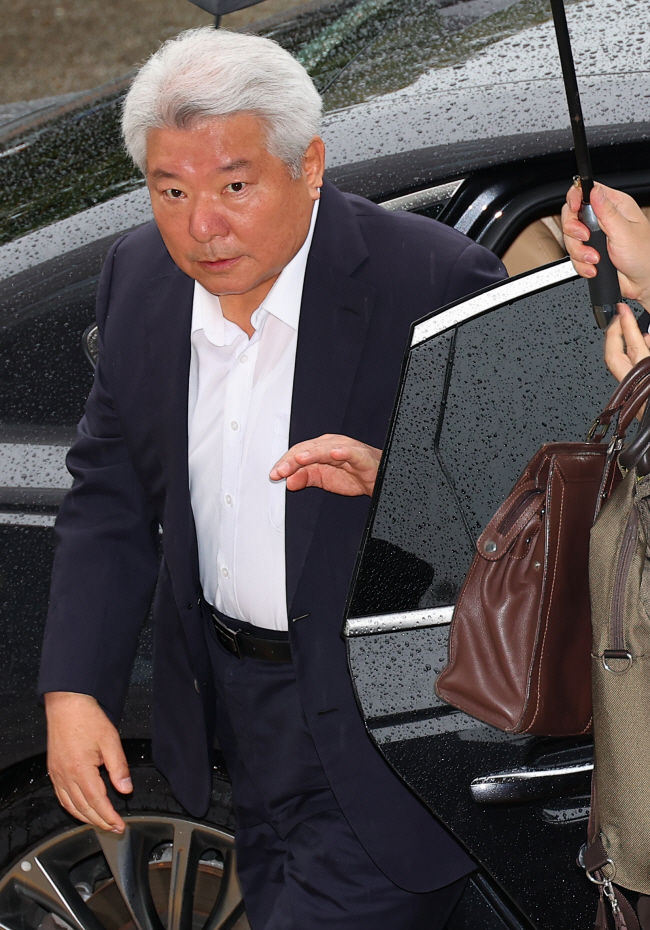 탄핵안 보고 전 자진 사퇴 의사를 밝힌 김홍일 방송통신위원장이 2일 오전 정부과천청사로 출근하고 있다. 연합뉴스