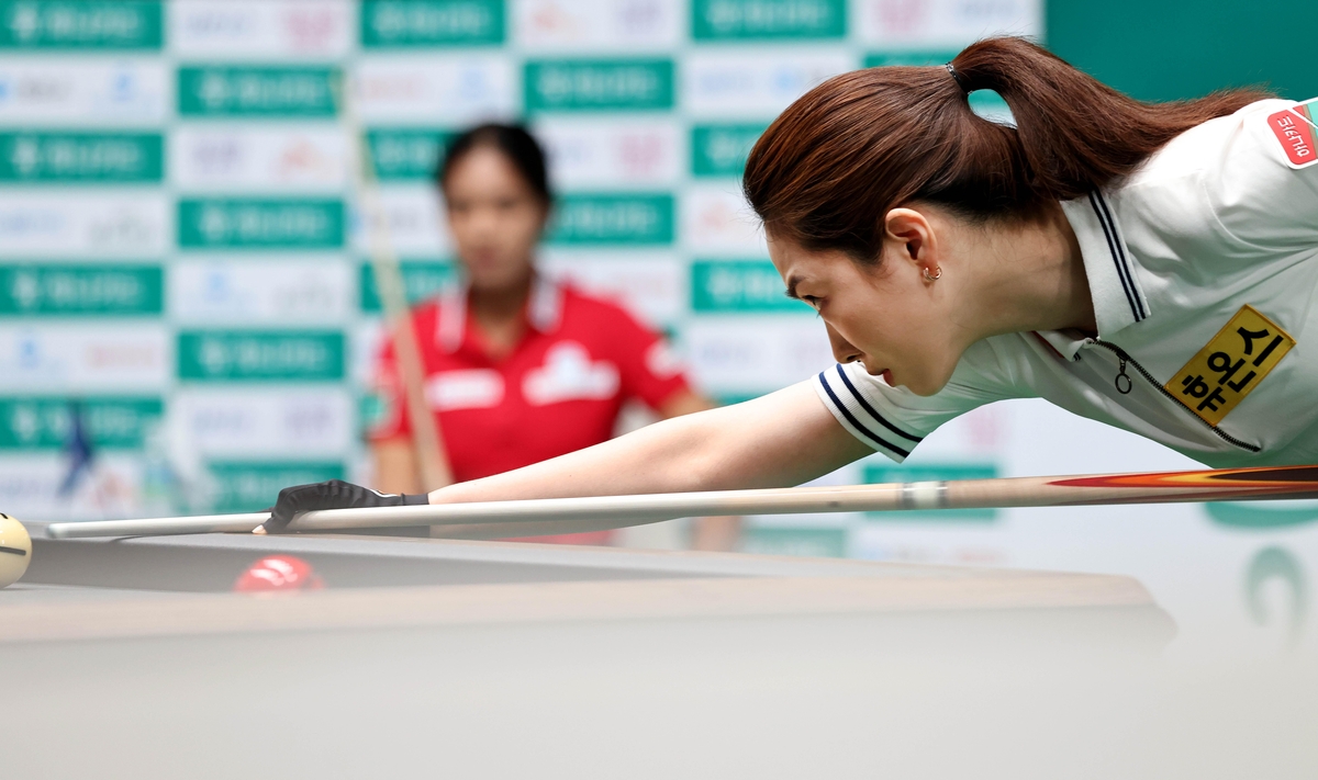 공을 집중해서 바라보는 차유람(오른쪽)과 이를 지켜보는 스롱 피아비[PBA 제공. 재판매 및 DB 금지]