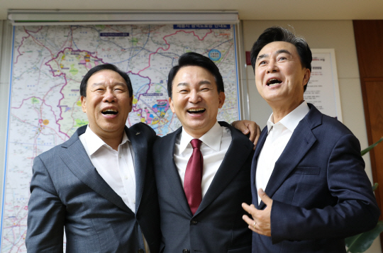 국민의힘 당대표 선거에 출사표를 던진 원희룡 전 국토교통부 장관(가운데)이 3일 오전 세종시청에서 김태흠 충남지사(오른쪽)와 최민호 세종시장을 만나 활짝 웃고 있다. 연합뉴스