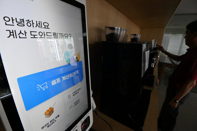 지난해 기준 편의점 4사(GS25·CU·세븐일레븐·이마트24)의 무인편의점 수가 2019년(208곳) 대비 18.3배(3816곳) 급증한 가운데 3일 서울 시내 한 편의점이 무인으로 운영되고 있다. 문호남 기자