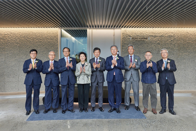 2일 서울 종로구 포니정재단빌딩에서 열린 준공 기념 제막식에서 참석자들이 기념사진을 찍고 있다. 왼쪽부터 손현덕 매일경제 대표, 김진현 전 포니정재단 이사장, 주선회 포니정재단 이사(변호사), 박영자 여사(고 정세영 HDC그룹 명예회장 부인), 정몽규 포니정재단 이사장, 최중경 포니정재단 이사(한미협회 회장), 정몽준 아산재단 이사장, 최욱 원오원건축사무소 대표, 이병규 문화일보 회장.  포니정재단 제공