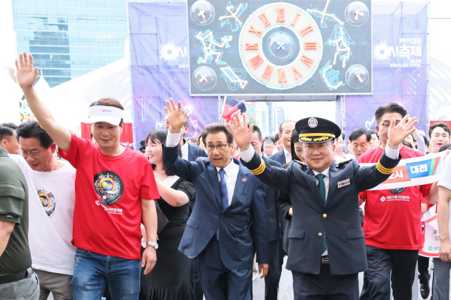 지난해 8월 처음 열린 ‘대전 0시 축제’에서 이장우(맨 앞) 대전시장이 철도원 복장으로 인사하고 있다. 대전시청 제공