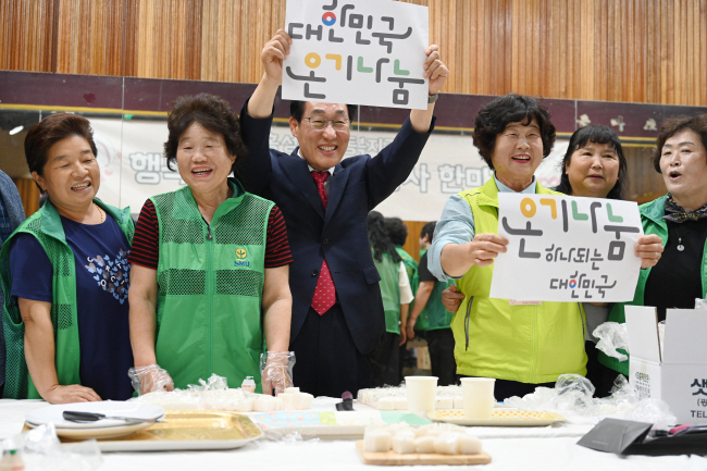 이용록(가운데) 홍성군수가 최근 한 행사장에서 주민들과 활짝 웃고 있다. 홍성군청 제공
