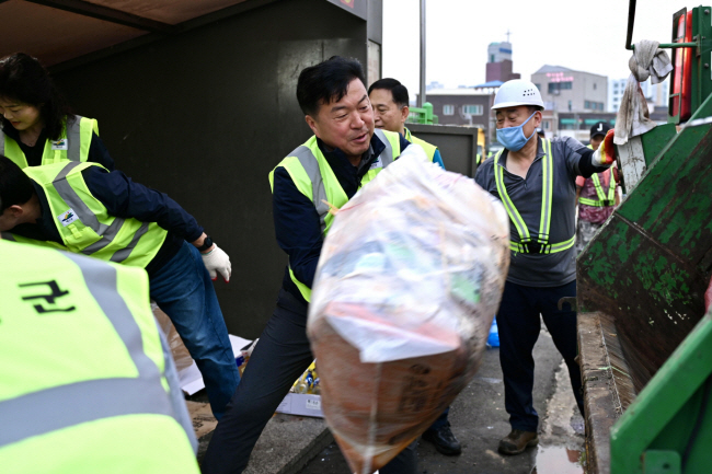 최재구(왼쪽) 예산군수가 취임 2주년을 맞아 청소 봉사활동을 하고 있다. 예산군청 제공