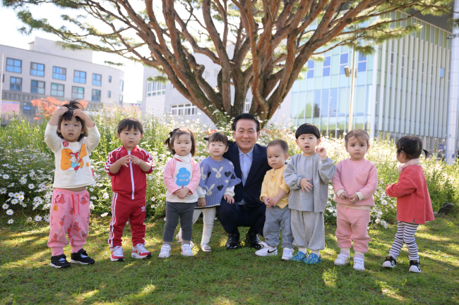 백성현(가운데) 논산시장이 어린이들과 함께 활짝 웃고 있다. 논산시청 제공