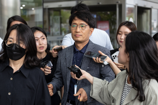 경찰이 4일 오후 서울 종로구 서울대병원에서  시청역 역주행 사고 운전자를 상대로 첫 피의자 조사를 마친 뒤 병원을 나서고 있다. 연합뉴스