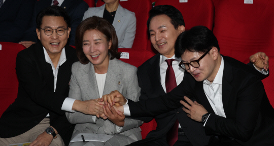 윤상현(왼쪽부터), 나경원, 원희룡, 한동훈 국민의힘 당대표 후보들이 2일 오전 서울 강서구 ASSA아트홀에서 열린 ‘체인지 5분 비전발표회‘에서 손을 맞잡고 있다. 뉴시스