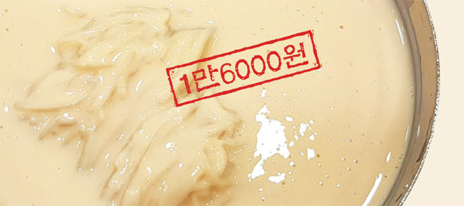 올 들어 서울 시내 유명 콩국수 전문점의 콩국수 한 그릇 가격이 1만6000원까지 뛰자 더 이상 서민 음식이 아니라는 반응이 나오고 있다.자료사진
