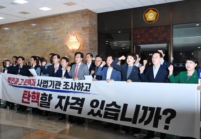 국민의힘 의원들이 순직 해병 특별검사법에 대한 무제한 토론이 진행되고 있는 4일 오전 국회 본회의장 앞 로텐더홀에서 밤샘 농성을 하며 구호를 외치고 있다. 박윤슬 기자