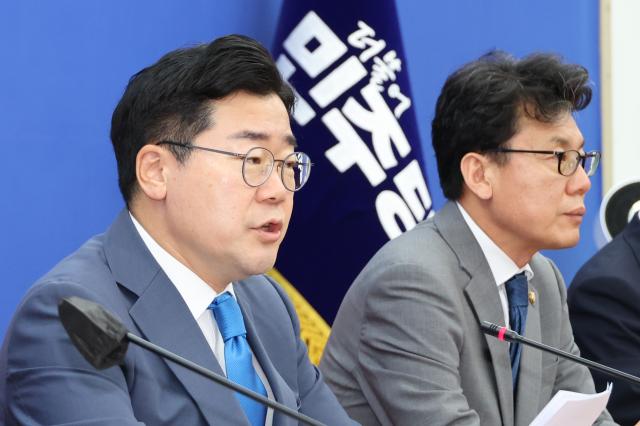 더불어민주당 박찬대 당대표 권한대행 겸 원내대표가 4일 오전 국회에서 열린 정책조정회의에서 발언하고 있다. 연합뉴스