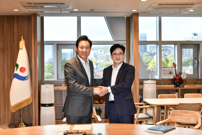 지난해 11월 서울시청에서 김병수(오른쪽) 경기 김포시장이 오세훈 서울시장과 김포시의 서울 편입을 논의하기에 앞서 사진 촬영을 하고 있다.  김포시 제공