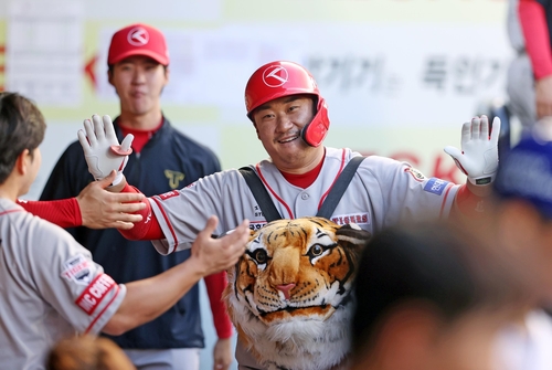 홈런 치고 더그아웃에서 환영받는 김태군[KIA 타이거즈 제공. 재판매 및 DB 금지]