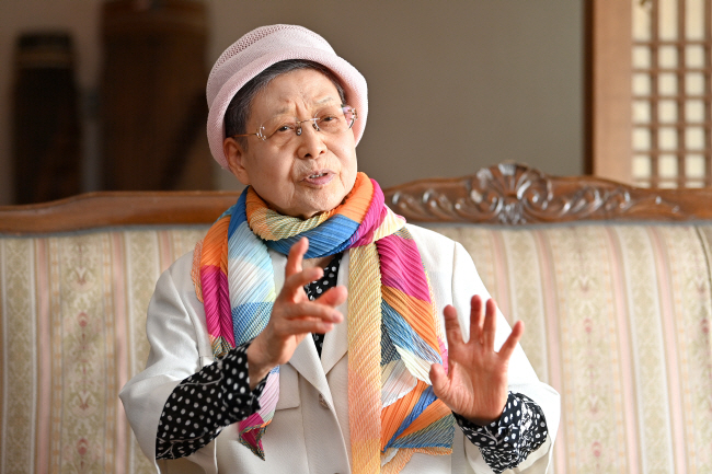 만 93세에 소설 작품을 써서 발표한 한말숙 작가는 “애인이며 남편이었던 황병기(가야금 명인)와의 63년 일생을 압축한 이야기인데, 마지막 문장에 삶과 죽음이 같은 거라는 뜻을 담았다”고 했다. 백동현 기자