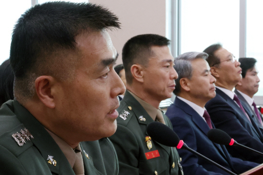 박정훈(맨 왼쪽) 전 해병대 수사단장이 지난달 21일 서울 여의도 국회에서 열린 법제사법위원회의 순직 해병 수사 방해 및 사건 은폐 등의 진상규명을 위한 특별검사의 임명 등에 관한 법률안 관련 입법청문회에서 의원 질의에 답변하고 있다. 오른쪽 두 번째부터 박성재 법무부 장관, 이종섭 전 국방부 장관, 임성근 전 해병대 1사단장. 뉴시스 제공