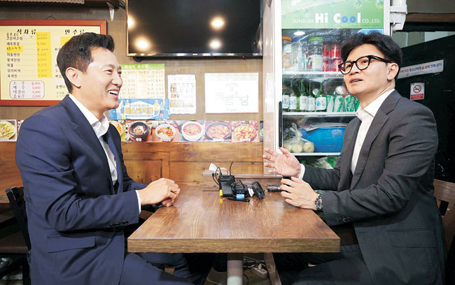 한동훈(오른쪽) 국민의힘 당 대표 후보와 오세훈 서울시장이 5일 오전 서울 용산구 동자동 쪽방촌에 있는 ‘동행식당’ 완도집에서 조찬 회동에 앞서 이야기를 나누고 있다. 문호남 기자