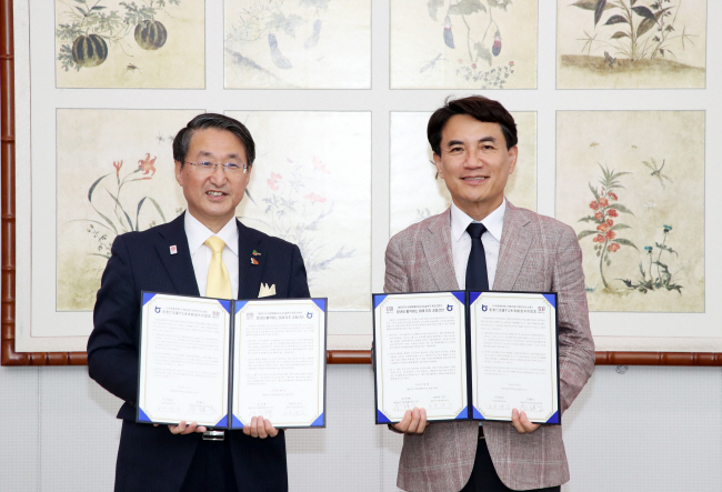 히라이 신지(왼쪽) 일본 돗토리현지사와 김진태(오른쪽) 강원지사가 ‘강원도와 돗토리현의 청년이 활약하는 미래 창조 공동선언문’을 채택한 후 기념촬영을 하고 있다.  강원도청 제공