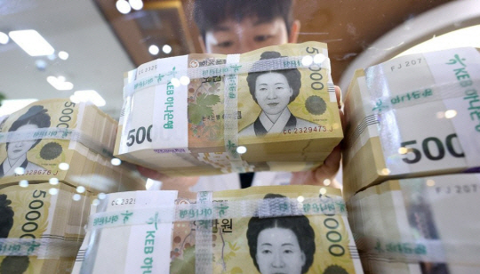 5만원권 뭉치. 해당 사건과 관련 없음. 연합뉴스