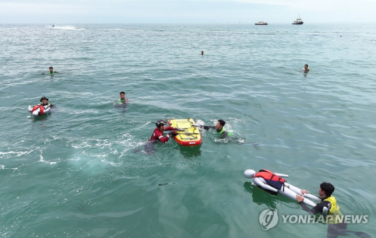 안전요원들이 해수욕장 사고 대비 구조훈련을 하고 있다. 사진은 해당 기사와 직접적 관련이 없음. 연합뉴스