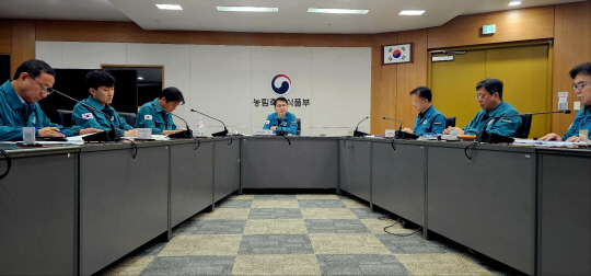 최정록(가운데) 농림축산식품부 방역정책국장이 7일 중앙사고수습본부 회의를 주재하고 있다.(농식품부 제공)