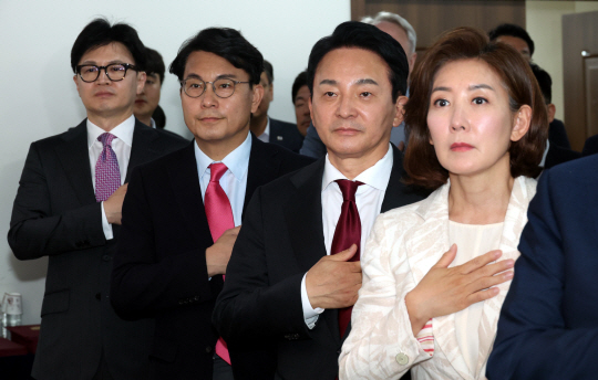 국민의힘 당 대표 후보로 출마한 한동훈(왼쪽부터), 윤상현, 원희룡, 나경원 후보가 지난 5일 오후 서울 여의도 국민의힘 중앙당사에서 열린 미래를 위한 약속, 공정 경선 서약식에서 국민의례를 하고 있다. 뉴시스