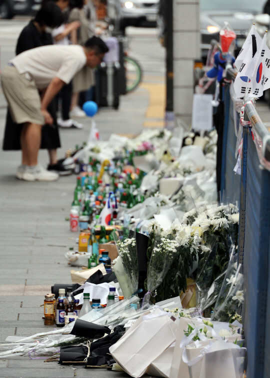 7일 시청역 인근 역주행 사고 현장에 희생자들을 추모하는 꽃다발 등이 놓여 있다.연합뉴스