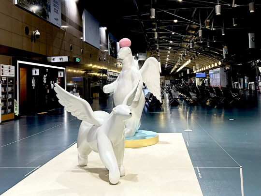 김해국제공항 국제선 전시라운지에 설치된 변대용 작가의 작품. 예술경영지원센터 제공