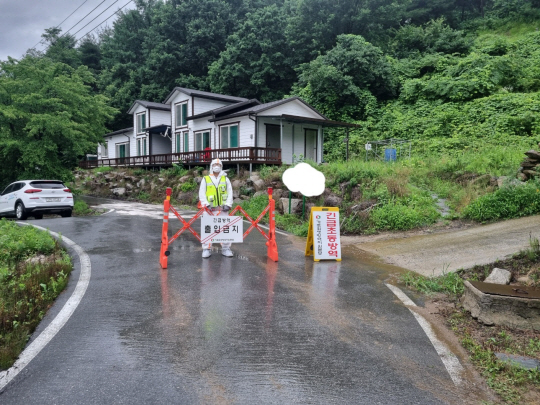 아프리카돼지열병(ASF)이 발생한 경북 예천군 한 양돈농장 입구에 방역초소가 설치돼 있다. 경북도청 제공