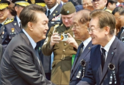 윤석열 대통령이 지난달 6일 국립서울현충원에서 열린 ‘제69회 현충일 추념식’을 마치고 이재명 더불어민주당 대표와 악수하고 있다. 연합뉴스