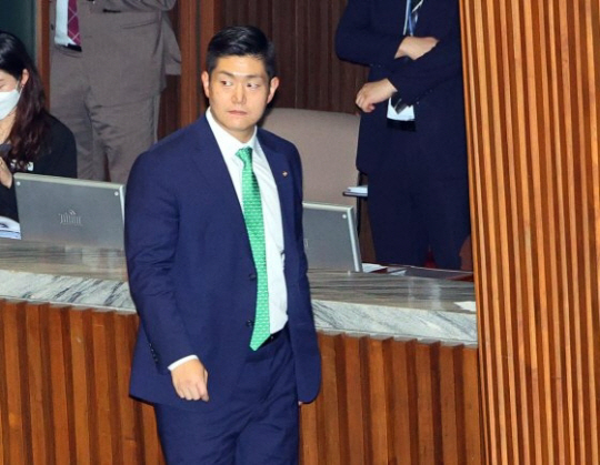 국민의힘 김재섭 의원이 4일 오후 서울 국회에서 열린 본회의에서 순직 해병 수사 방해 및 사건 은폐 등의 진상규명을 위한 특별검사의 임명 등에 관한 법률안 투표에서 반대표를 던진 뒤 퇴장하고 있다. 연합뉴스