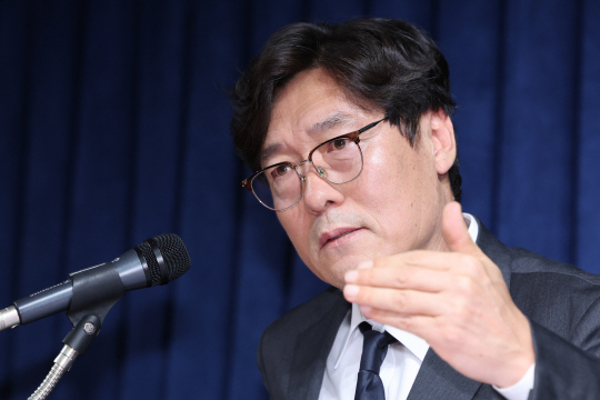 이임생 대한축구협회 기술총괄이사가 8일 서울 종로구 축구회관에서 열린 홍명보 감독의 축구대표팀 사령탑 선임 관련 브리핑에서 질문에 답하고 있다. 연합뉴스