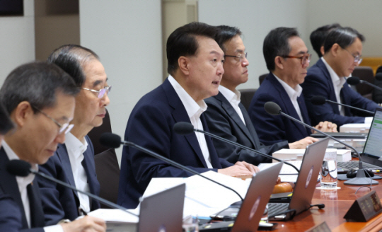 윤석열 대통령이 서울 용산 대통령실 청사에서 국무회의를 주재하면서 발언하고 있다. 연합뉴스