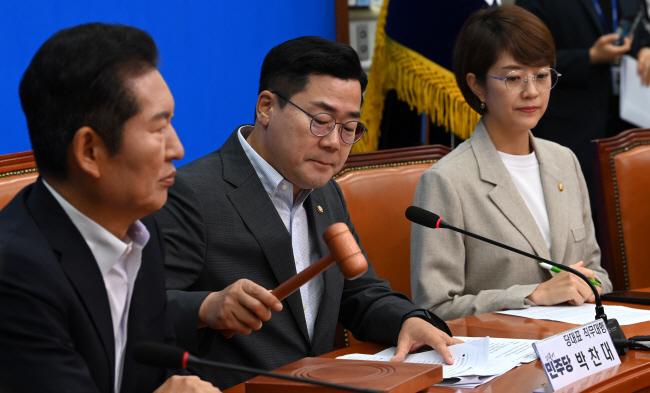 박찬대(가운데) 더불어민주당 대표 직무대행 겸 원내대표가 8일 오전 국회에서 열린 최고위원회의에서 의사봉을 두드리고 있다. 곽성호 기자