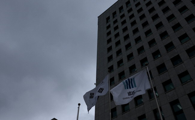 더불어민주당의 검사 4명에 대한 탄핵소추안 발의와 이에 대한 검찰의 집단 반발 움직임이 커지고 있는 가운데 8일 오전 서울 서초구 대검찰청에 검찰 깃발이 바람에 펄럭이고 있다.  윤성호 기자