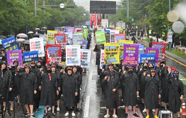 8일부터 사흘간 총파업을 선언한 전국삼성전자노동조합(전삼노) 조합원들이 이날 오전 경기 화성시 삼성전자 화성사업장 H1 정문 앞에서 총파업 궐기대회를 열고 구호를 외치고 있다. 백동현 기자