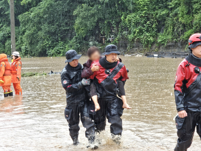 8일 오전 경북 안동시 임동면 대곡리 한 마을이 집중호우로 침수된 가운데 소방 관계자들이 침수된 마을에서 주민을 구조하고 있다. 연합뉴스