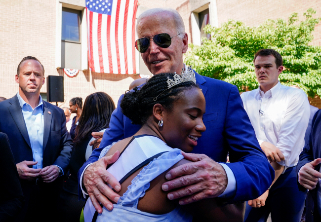 7일 미국 펜실베이니아주에서 열린 선거 유세에 참가한 조 바이든 대통령이 자신을 지지하는 흑인 여성과 포옹하고 있다. 로이터 연합뉴스