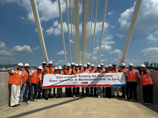 지난 6월 26일 페루 연수생들이 세종-포천(용인-구리)간 건설공사 제14공구에 방문하여 교량 건설현장을 견학하고 관계자들과 포즈를 취하고 있다. 한국도로공사 제공