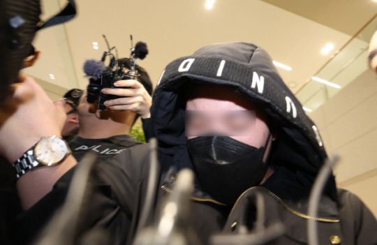 ‘강남 학원가 마약음료 사건’ 주범 이모(27)씨가 지난해 12월 26일 중국에서 송환돼 인천국제공항 제2터미널을 통해 입국하고 있다. 뉴시스