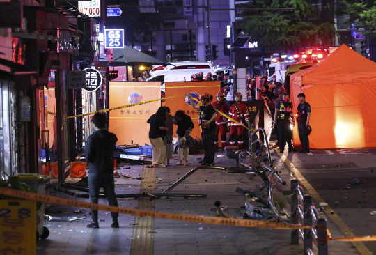 지난 1일 오후 9시28분쯤 서울 시청역 인근 교차로에서 차량이 인도로 돌진하는 사고가 발생해 시민들이 사고 현장을 빠져나오고 있다. 뉴시스