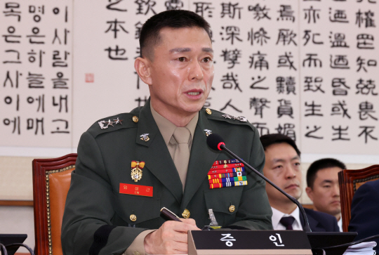 임성근 전 해병대 1사단장이 21일 오전 서울 여의도 국회에서 열린 법제사법위원회의 순직 해병 수사 방해 및 사건 은폐 등의 진상규명을 위한 특별검사의 임명 등에 관한 법률안 관련 입법청문회에서 의원 질의에 답변하고 있다. 뉴시스