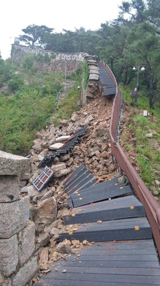 서울 종로구 소재 사적인 한양도성 성벽이 호우로 무너져 있다. 국가유산청 제공